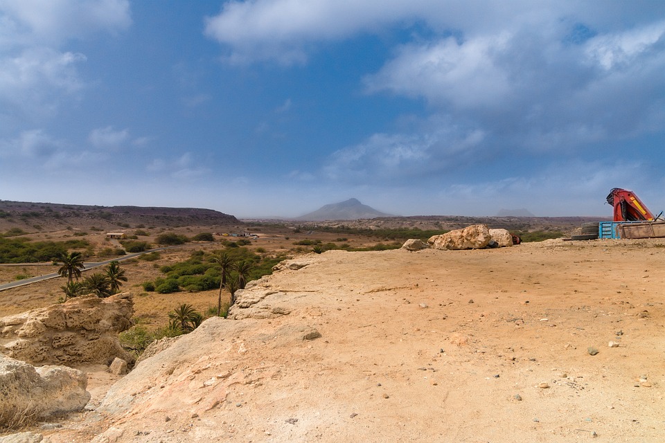 Paysage aride de Boa Vista au Cap-Vert avec reliefs et grands espaces