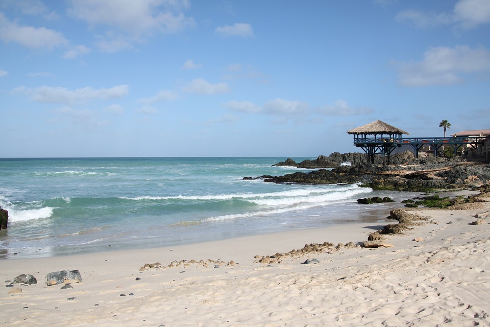 Plage de Sal au Cap-Vert avec sable clair et mer turquoise