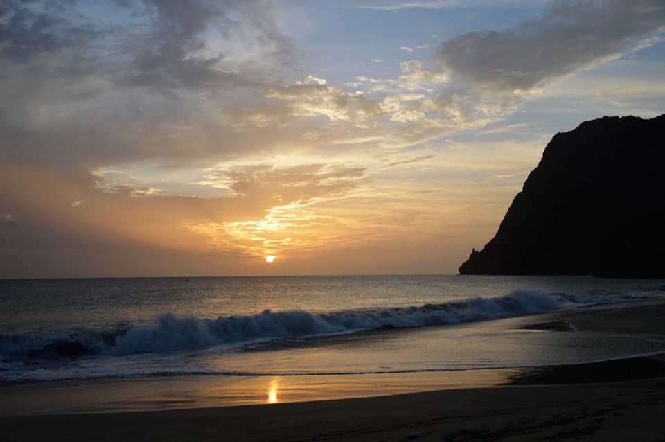 Coucher de soleil sur une plage du Cap-Vert pour un séjour balnéaire