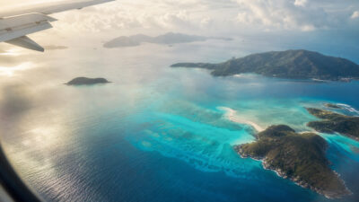 Vue aérienne d’un avion approchant les Seychelles au-dessus d’un lagon turquoise