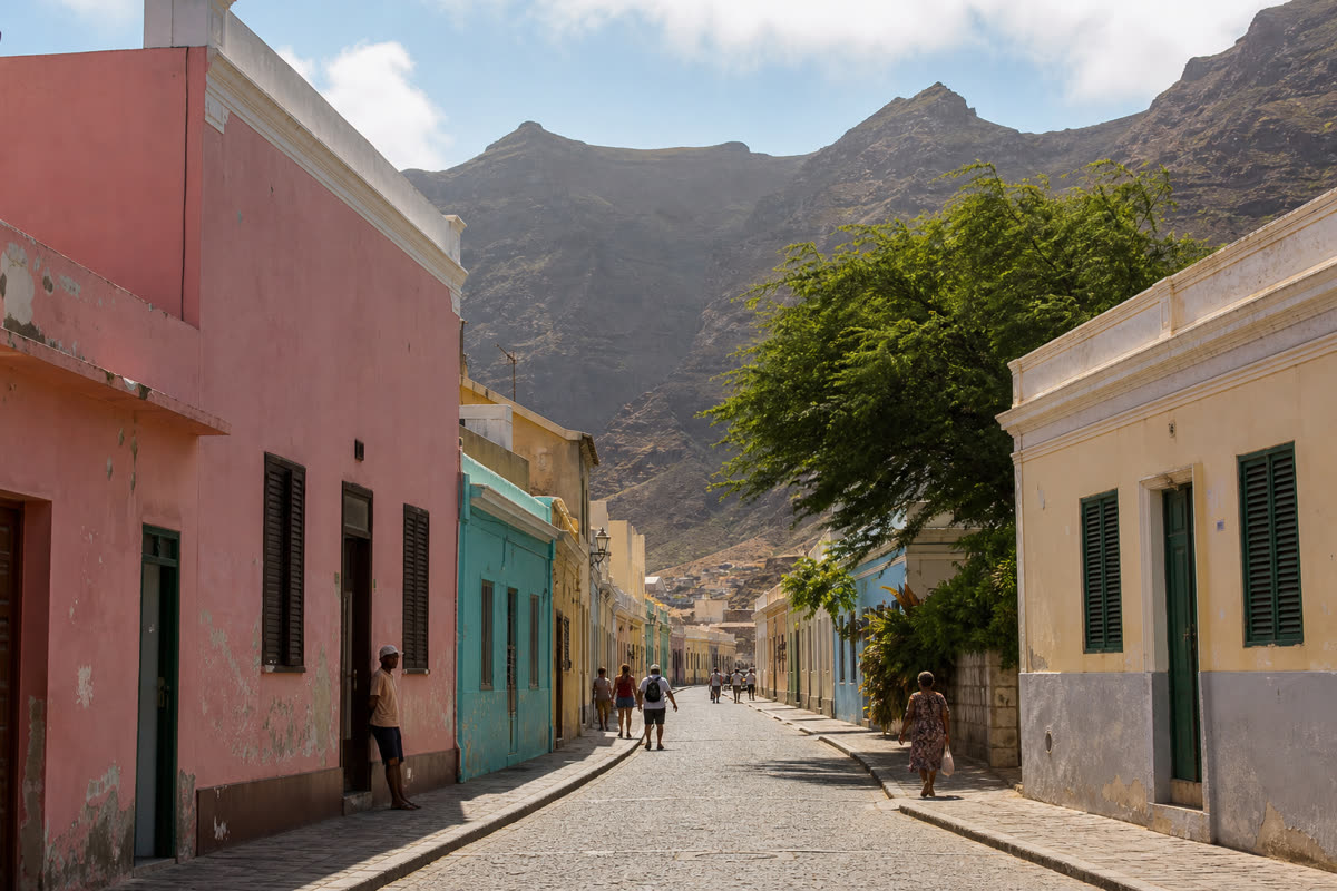 Rue colorée et ambiance locale au Cap-Vert