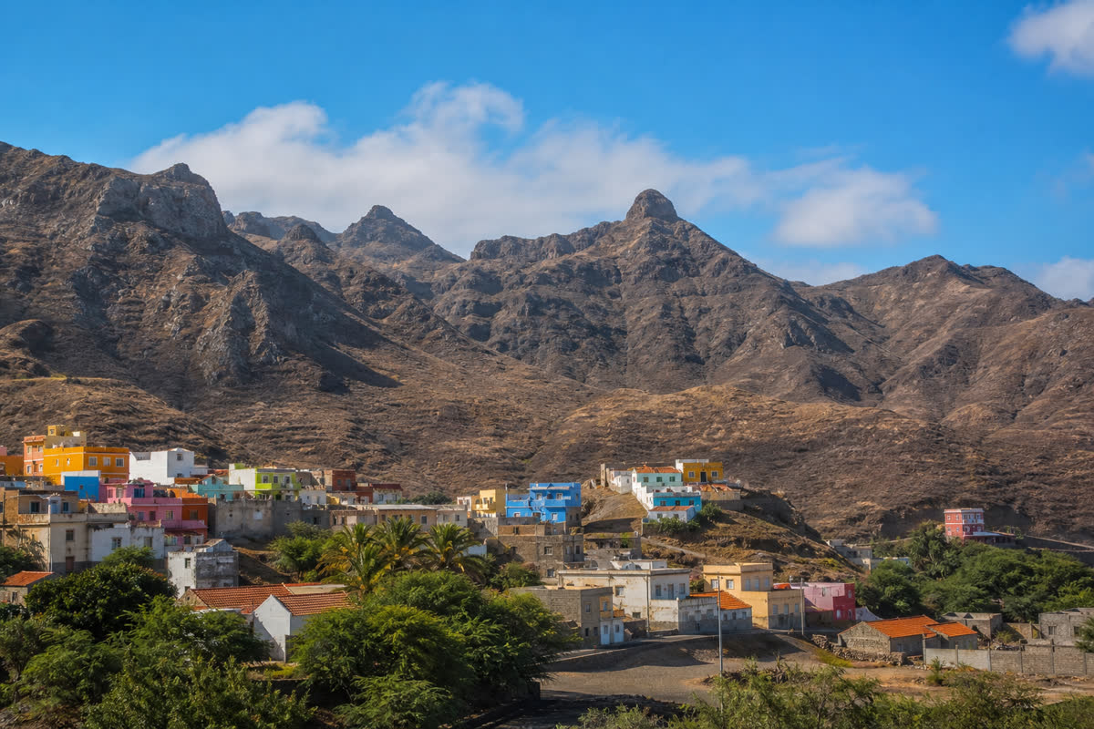 Village coloré au pied des montagnes au Cap-Vert