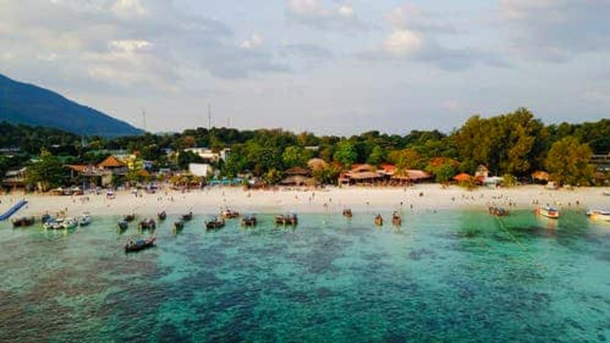 Plage thaïlandaise pour comparer la Thaïlande avec Bali