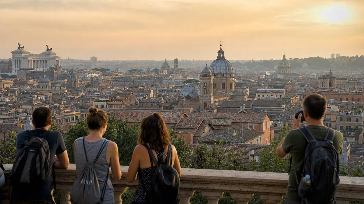 Vue panoramique sur les toits et les dômes de Rome depuis le Janicule
