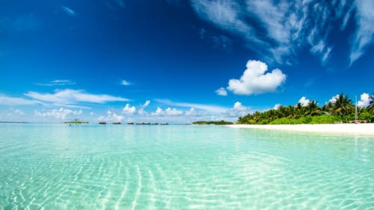 Resort familial aux Maldives avec lagon calme et pontons