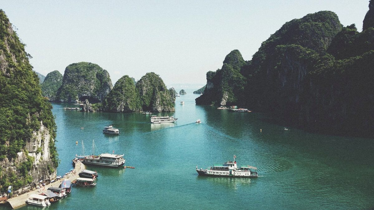 Bateaux sur la baie d’Halong pour une étape du nord Vietnam
