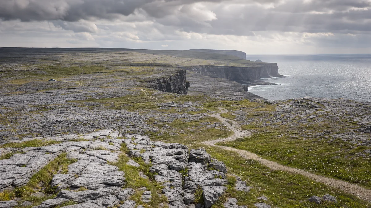 Paysage calcaire du Burren face à l’océan sur la côte ouest de l’Irlande