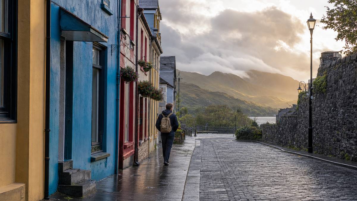 Rue colorée de l'ouest irlandais ouvrant sur un paysage montagneux
