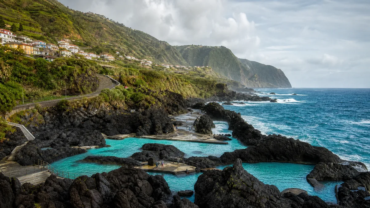 Piscines naturelles de Porto Moniz sur la côte volcanique de Madère